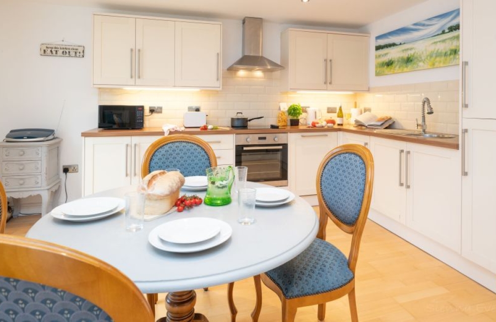 Berrylands Bungalow kitchen and dining area