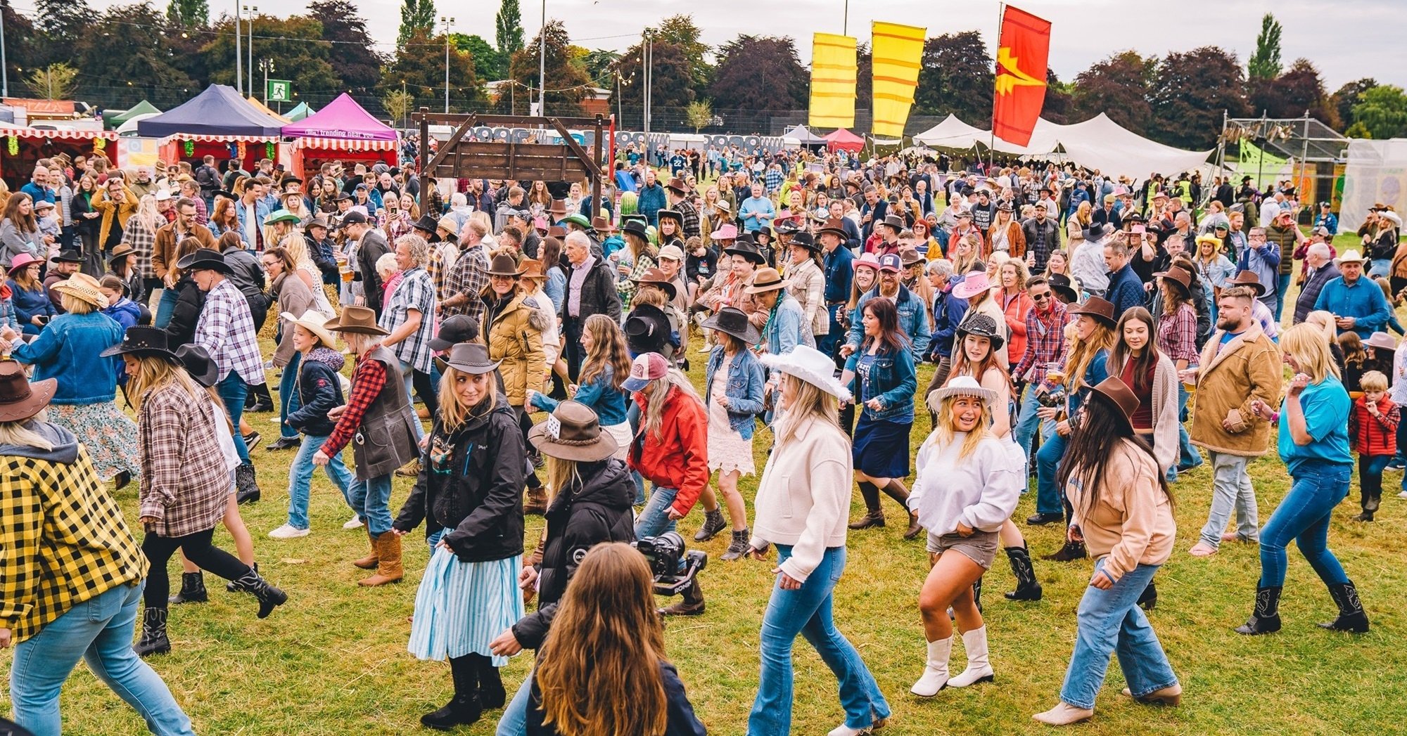 crowd dancing