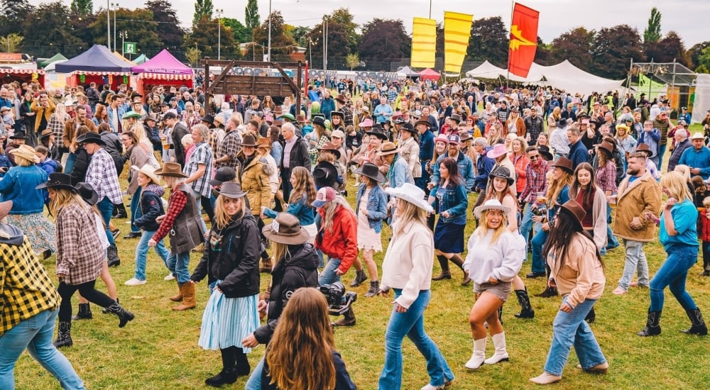 crowd dancing